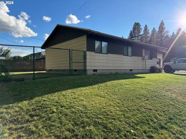 view of side of property featuring a lawn