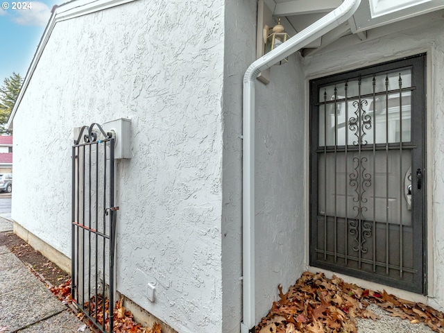 entrance to property with stucco siding