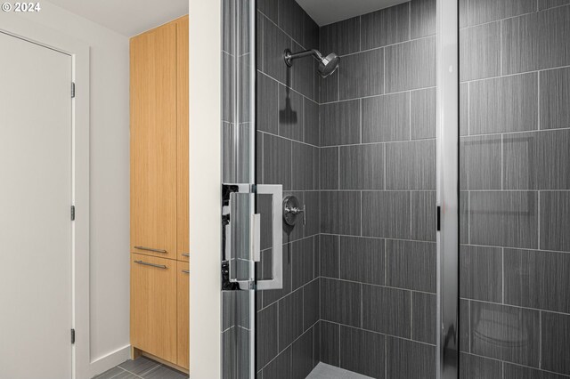 bathroom featuring tiled shower