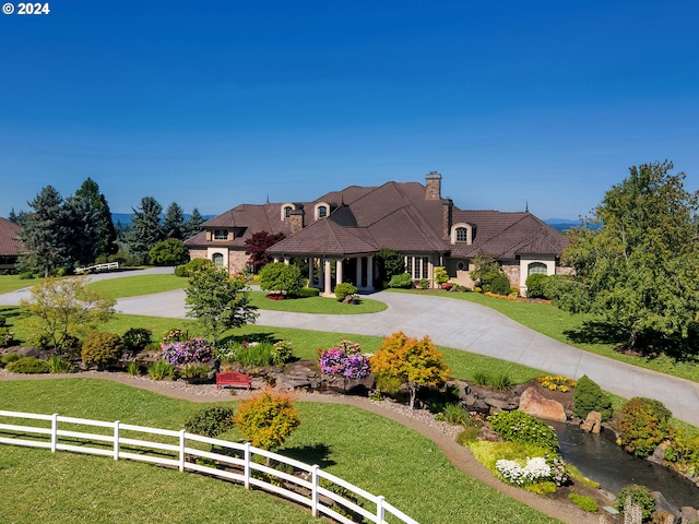 view of front of home featuring a front yard