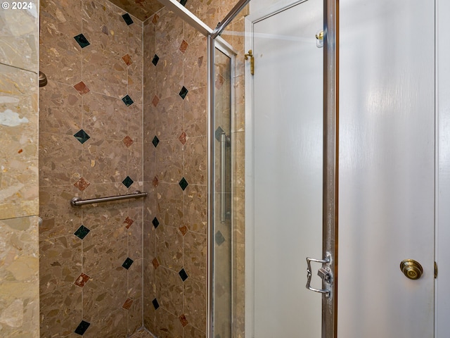 bathroom featuring tiled shower