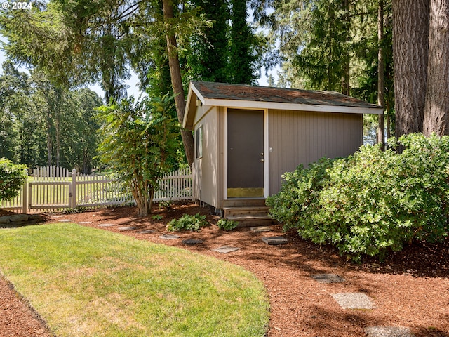 view of yard featuring an outbuilding