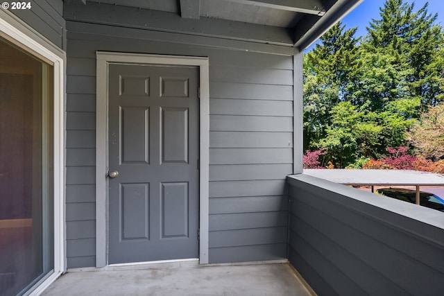 property entrance featuring a balcony