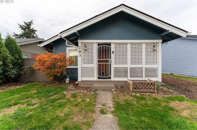 view of front of house featuring a front lawn