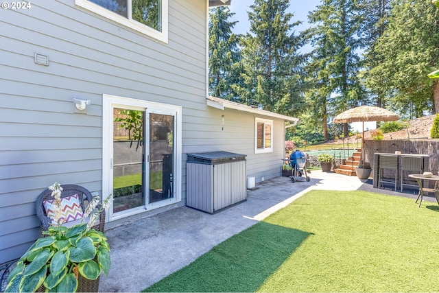 view of yard featuring a patio