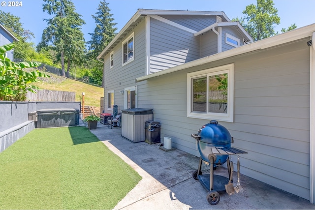 view of yard featuring a patio area