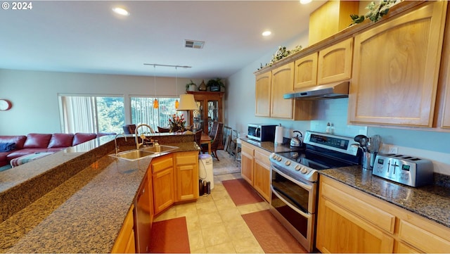 94244 10th St, Gold Beach, OR 97444 - kitchen with visible vents, under cabinet range hood, a sink, recessed lighting, and stainless steel appliances