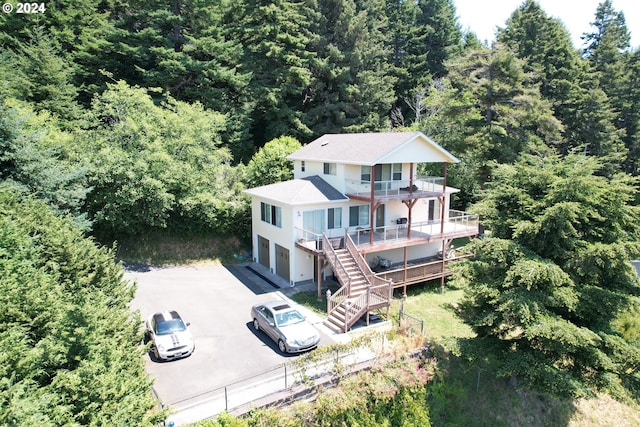 birds eye view of property featuring a forest view