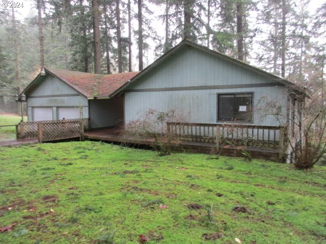 view of front of house with a front yard and a garage