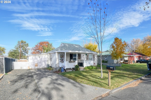 view of front of property featuring covered porch and a front lawn