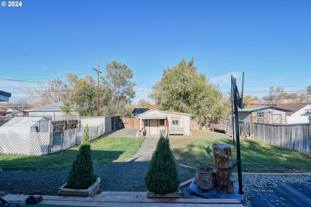 view of yard featuring a storage unit