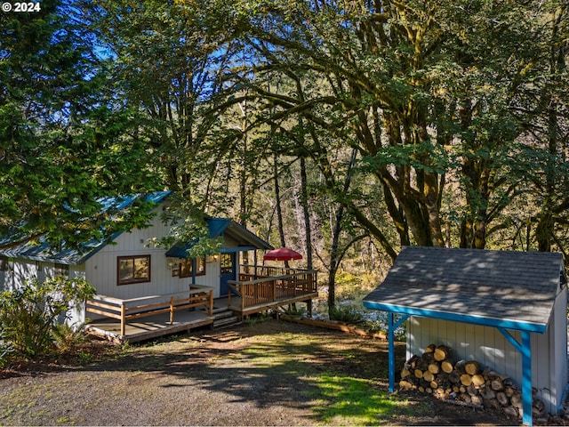 view of yard featuring an outdoor structure and a deck