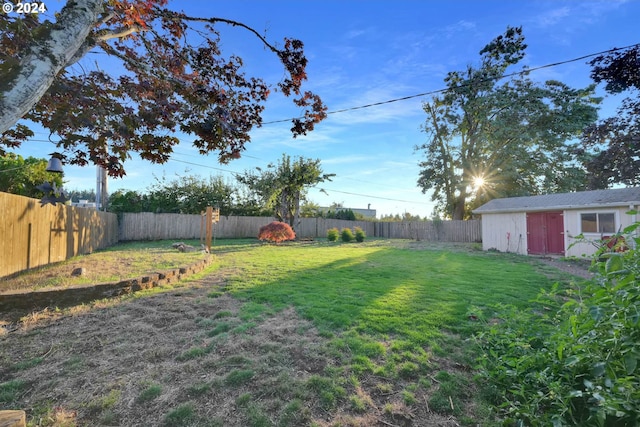 view of yard featuring an outdoor structure