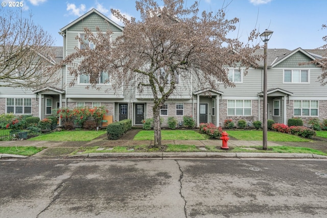 view of front of house featuring a front yard