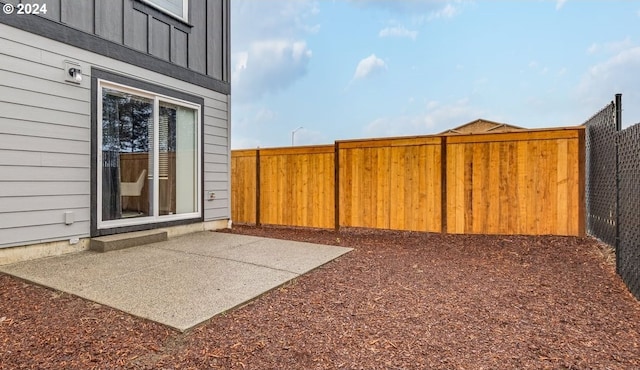 view of yard featuring a patio area