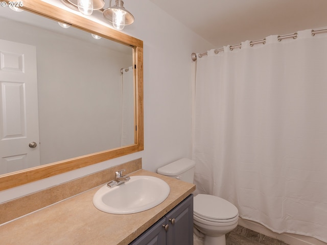 full bathroom with a shower with shower curtain, vanity, and toilet