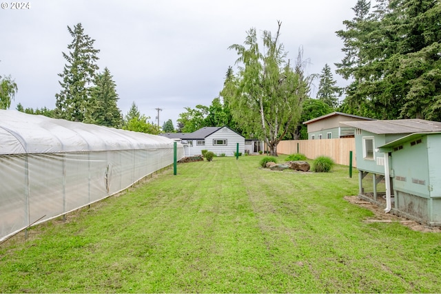 view of yard with an outbuilding