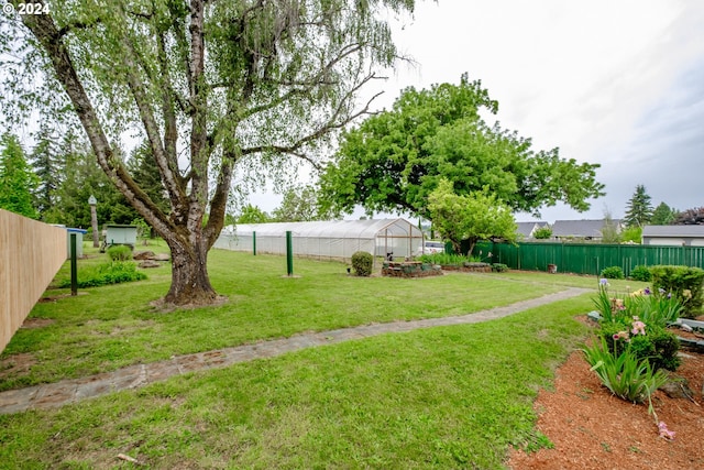 view of yard with an outbuilding