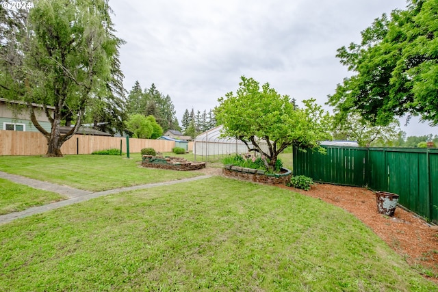 view of yard featuring an outbuilding