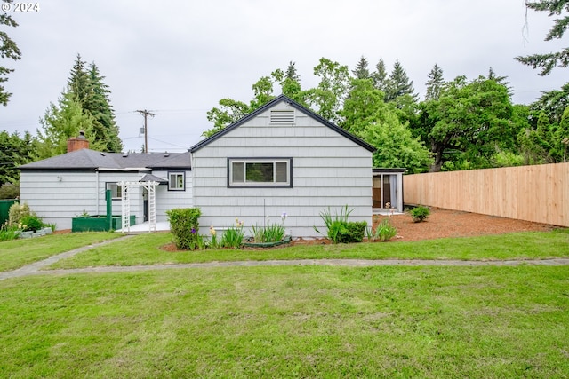 view of front of home with a front lawn