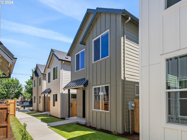 view of side of property featuring a lawn