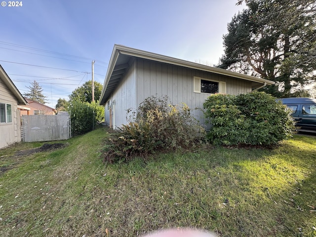 view of side of property featuring a lawn