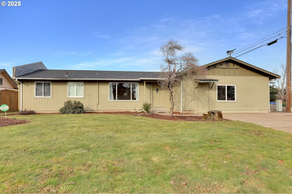 single story home with a front lawn