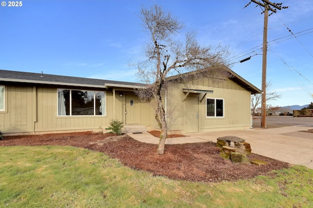 ranch-style home featuring a front lawn