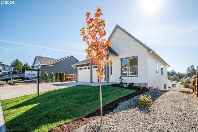 modern inspired farmhouse featuring a garage and a front lawn