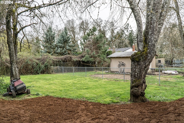 view of yard featuring an outdoor structure