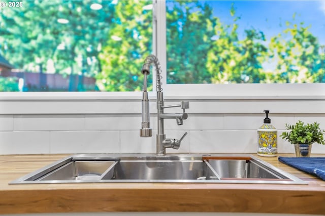 room details featuring tasteful backsplash and a sink