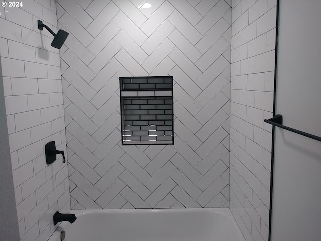 bathroom featuring tiled shower / bath combo