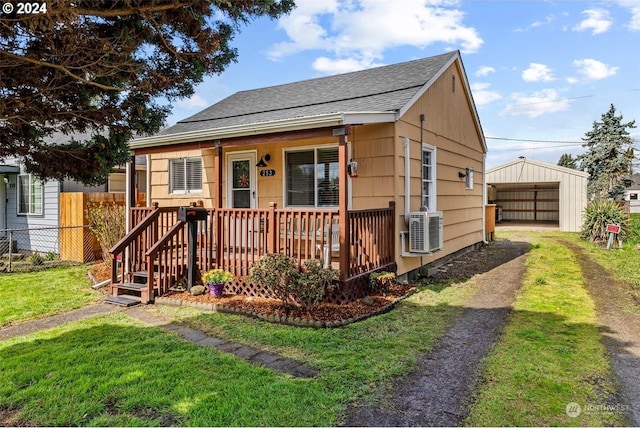 bungalow featuring a front lawn