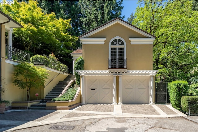 view of front facade featuring a garage