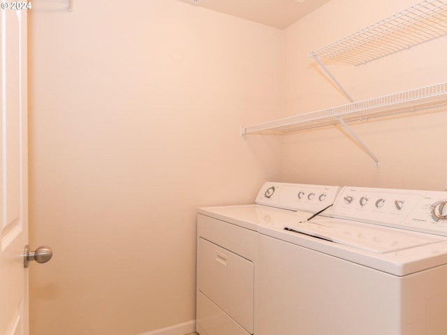 washroom featuring washing machine and clothes dryer