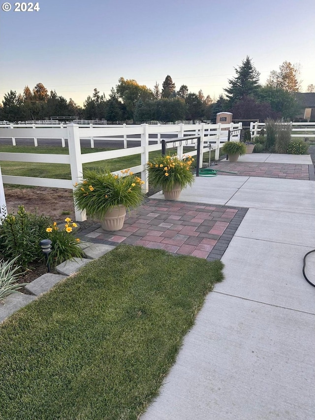 view of yard at dusk