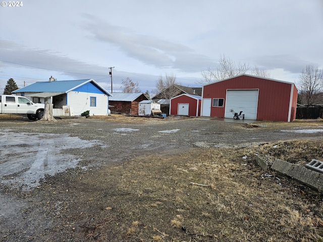 view of yard featuring a garage and an outdoor structure