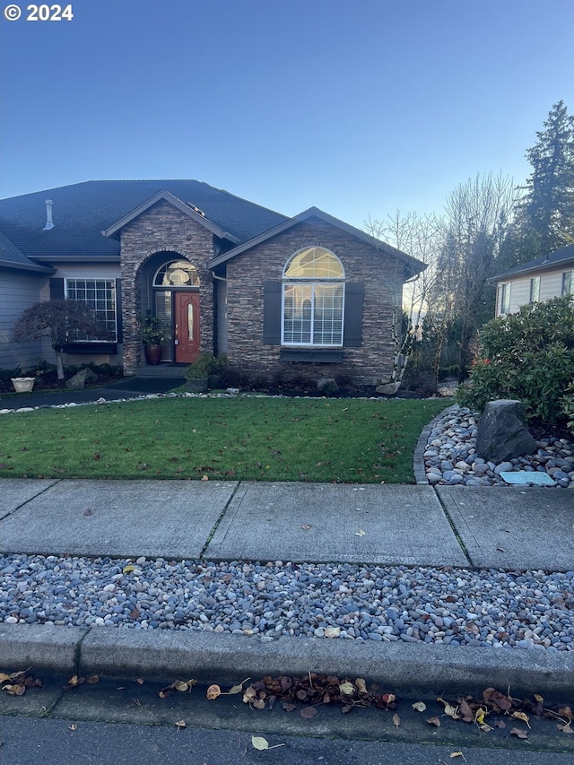 ranch-style house featuring a front lawn