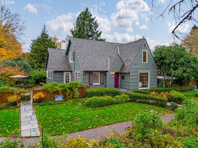 view of front of property featuring a front yard