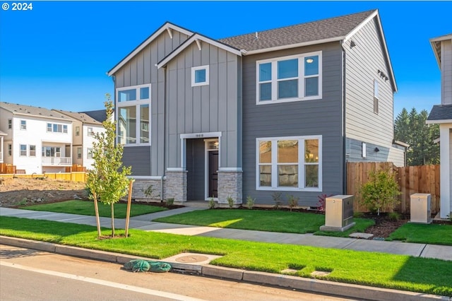 view of front facade featuring a front lawn