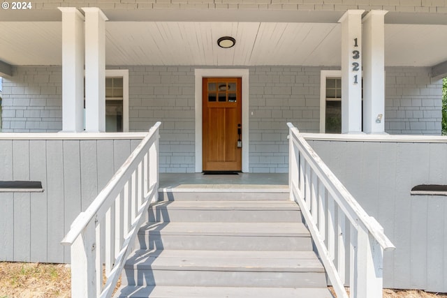 property entrance featuring a porch