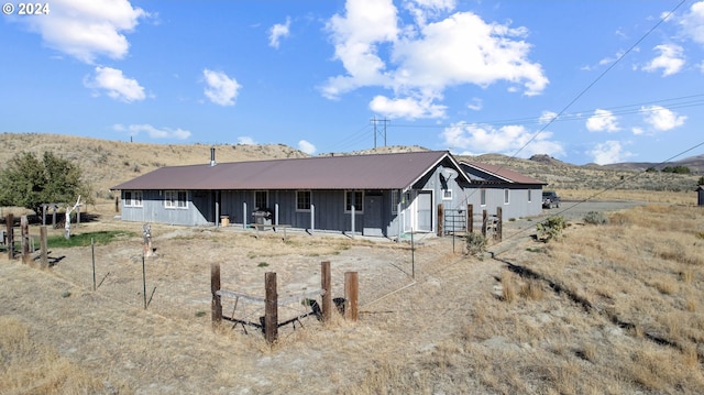 view of front of property featuring an outdoor structure and a mountain view