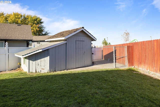 view of yard featuring a storage shed