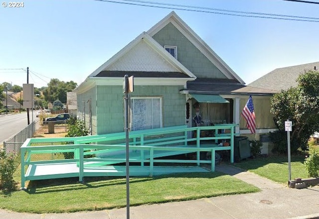 view of front of property featuring a front lawn