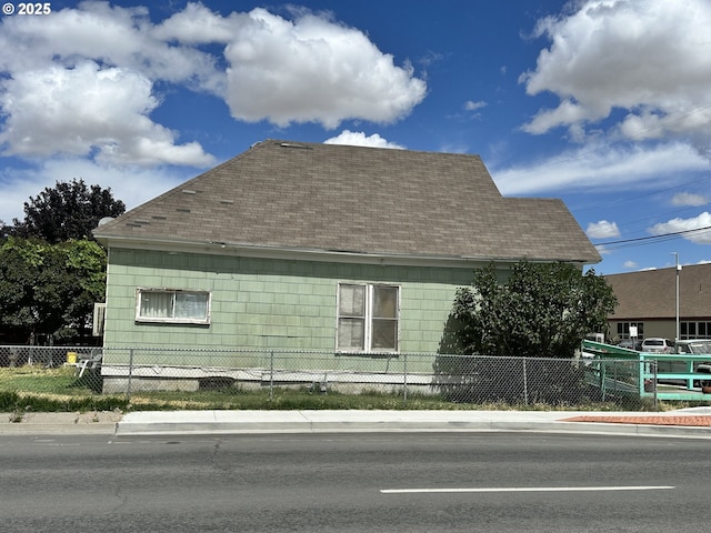 429 SW 15th St, Pendleton, OR 97801 - view of home's exterior featuring roof with shingles and a fenced front yard