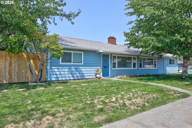 ranch-style home featuring a front lawn