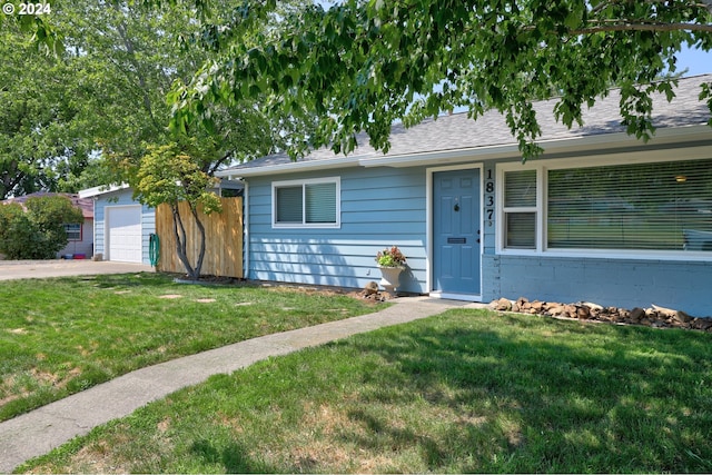 ranch-style house featuring a front yard