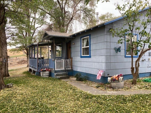 view of front of home with a front lawn