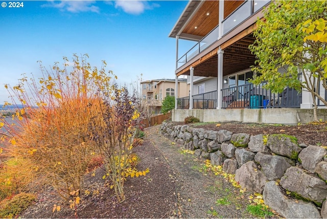 view of yard featuring fence