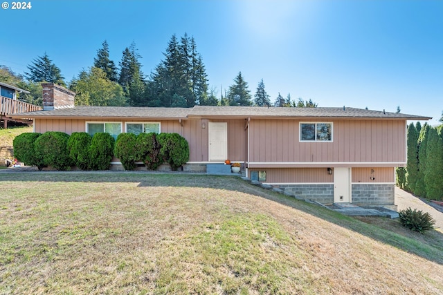 view of front of home featuring a front yard